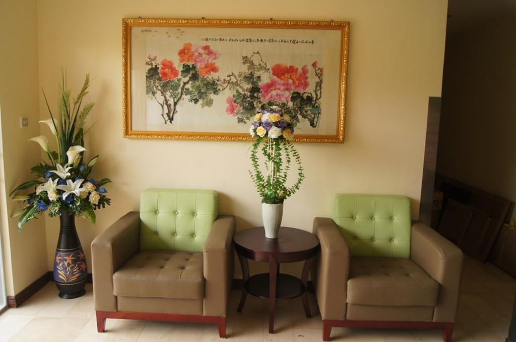 Green Leaf Hotel Yangon Bagian luar foto