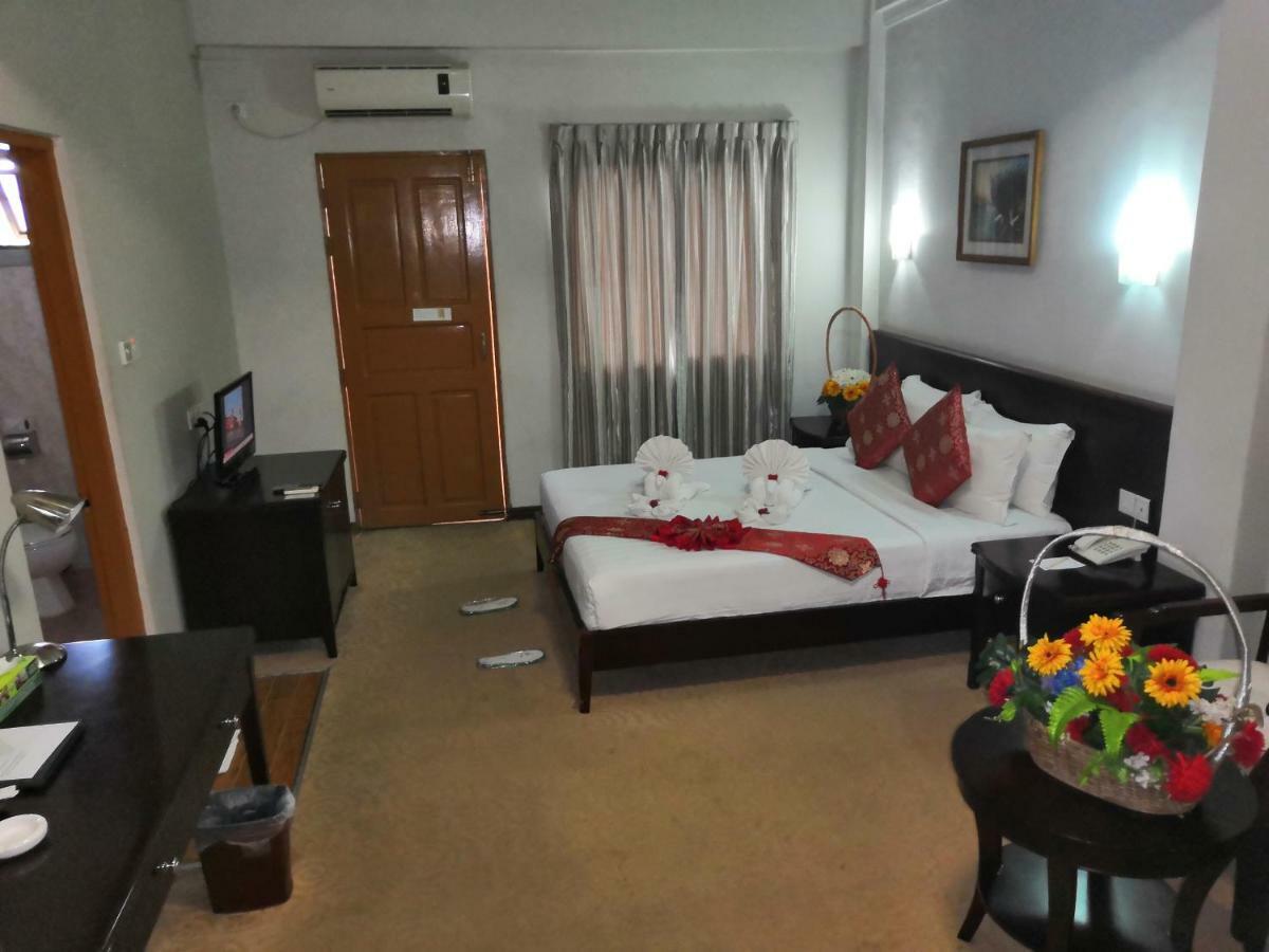 Green Leaf Hotel Yangon Bagian luar foto
