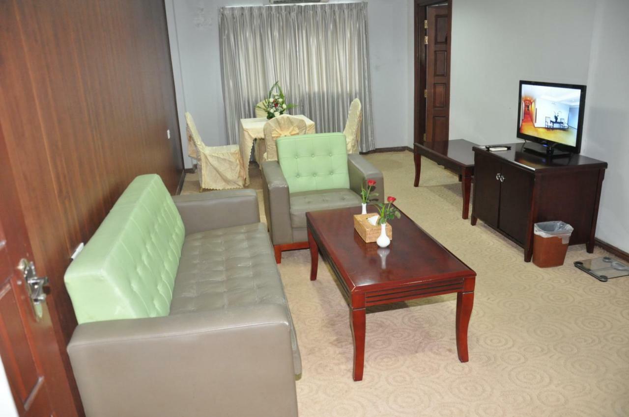 Green Leaf Hotel Yangon Bagian luar foto